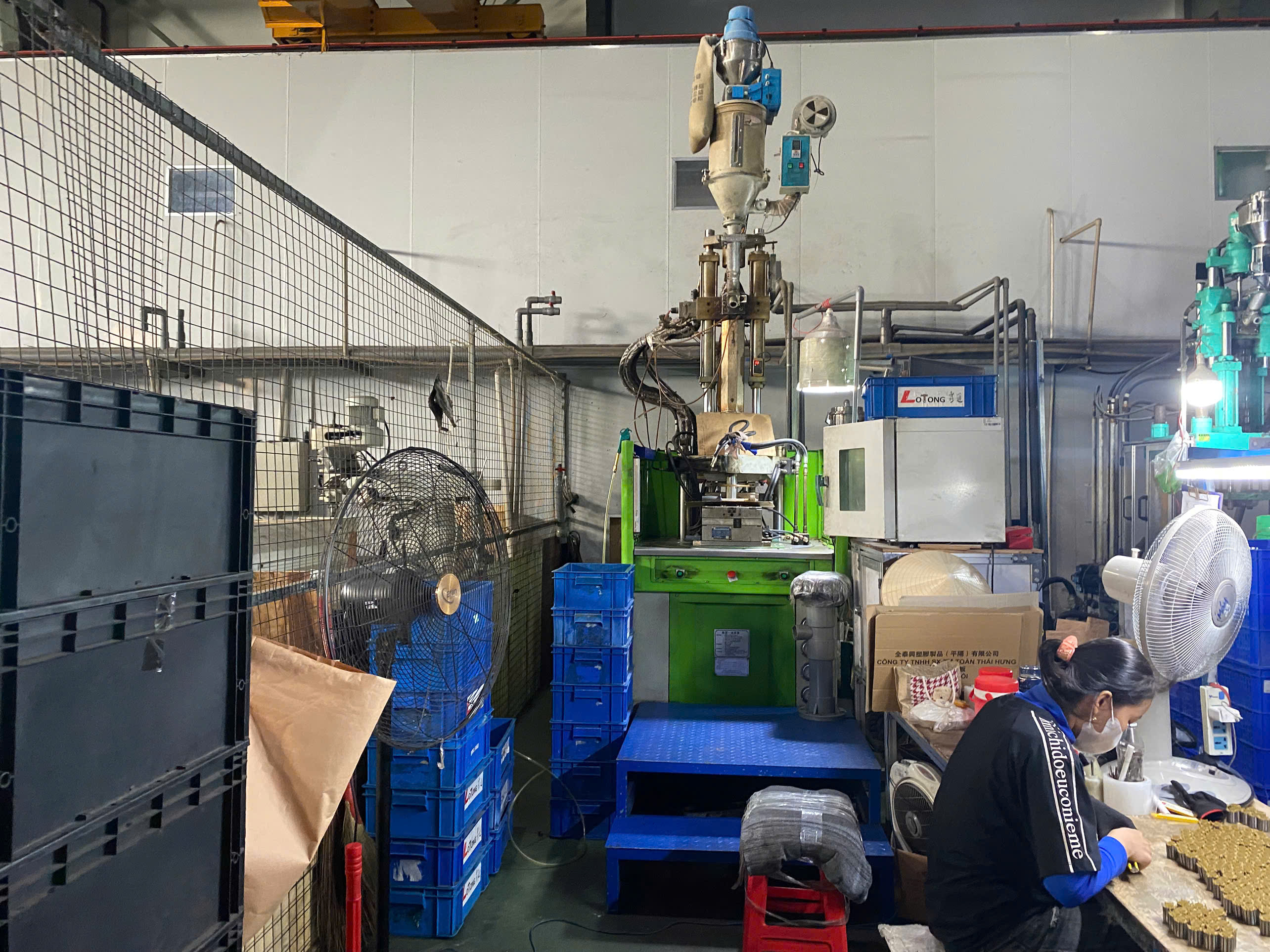 Vertical Injection Molding Machine 2.jpg